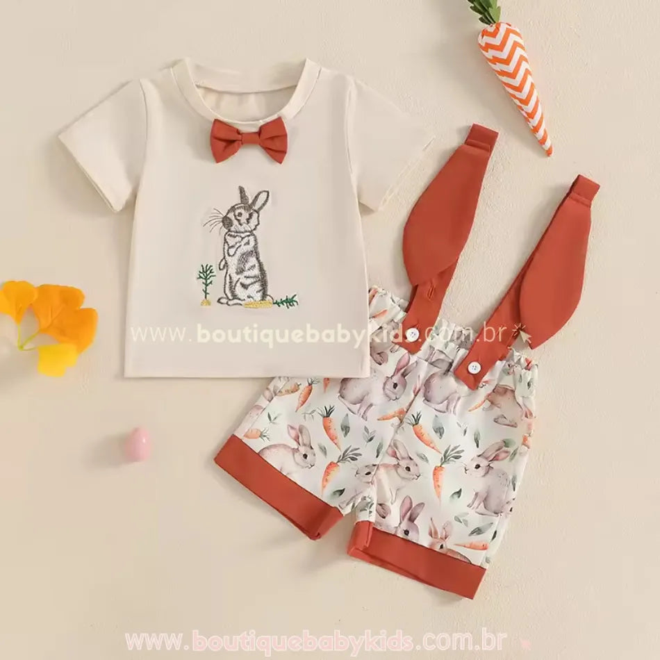 Conjunto infantil temático de Páscoa composto por camiseta bege com bordado de coelhinho e laço, e short com suspensórios removíveis e estampa de cenouras.
