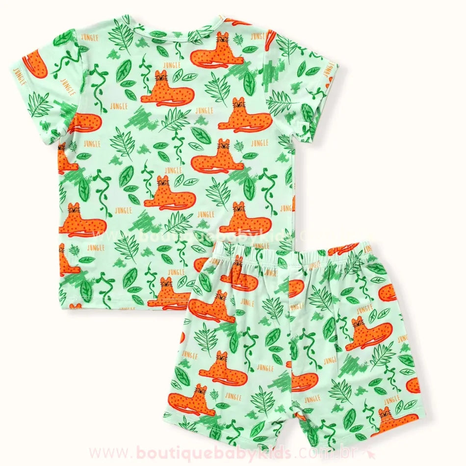 Conjunto Infantil Oncinha Jungle em fibra de bambu – vista traseira da camiseta e short estampados | Boutique Baby Kids