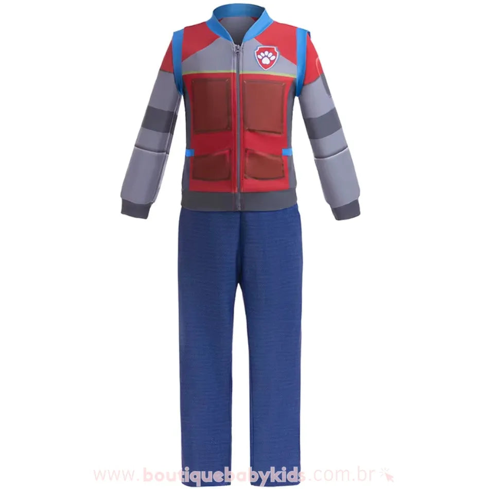 Conjunto infantil temático inspirado no personagem Ryder da Patrulha Canina. O conjunto inclui uma jaqueta de mangas longas com fechamento em zíper e calça azul, criando um visual autêntico e confortável.