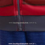 Imagem em close mostrando o acabamento inferior da jaqueta com zíper, destacando a costura reforçada e o contraste entre os tons de vermelho, cinza e azul.