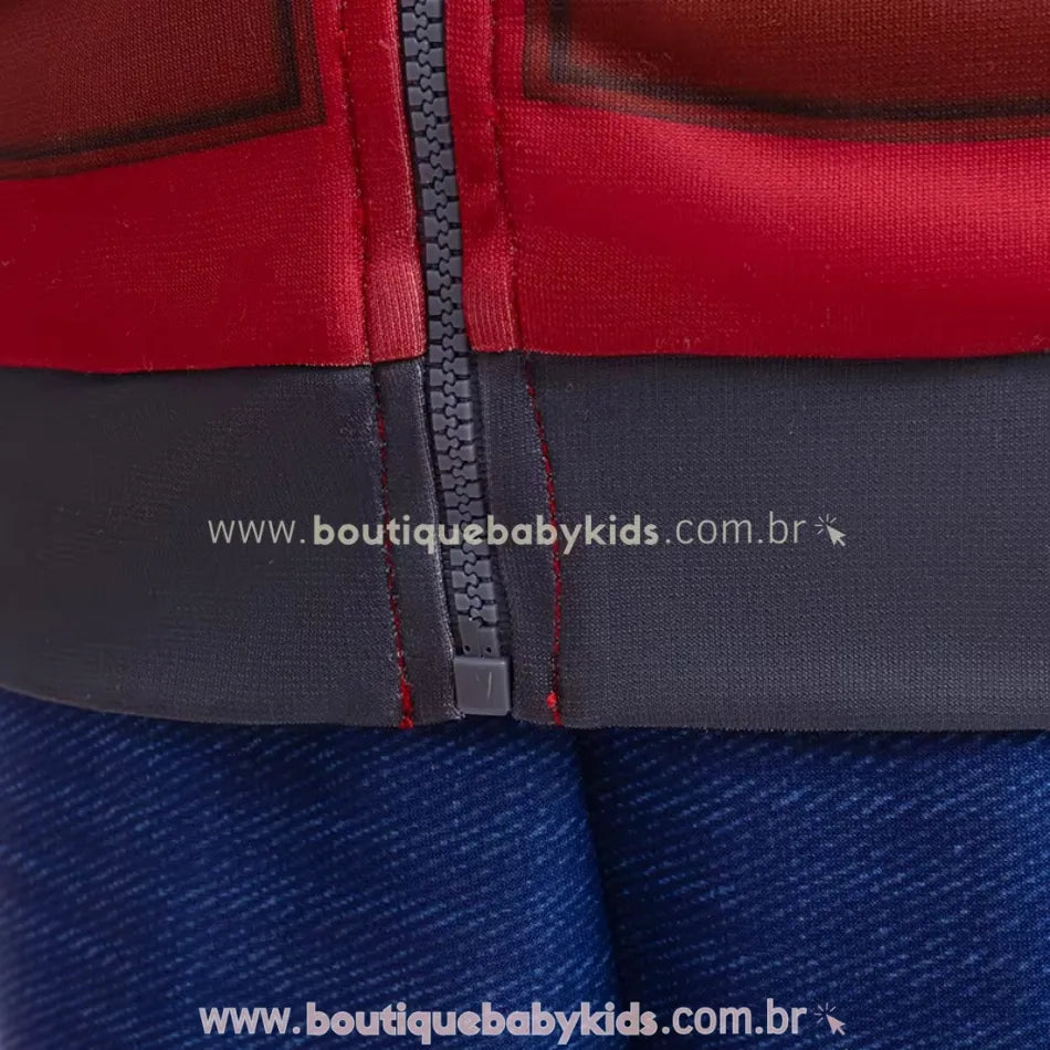 Imagem em close mostrando o acabamento inferior da jaqueta com zíper, destacando a costura reforçada e o contraste entre os tons de vermelho, cinza e azul.