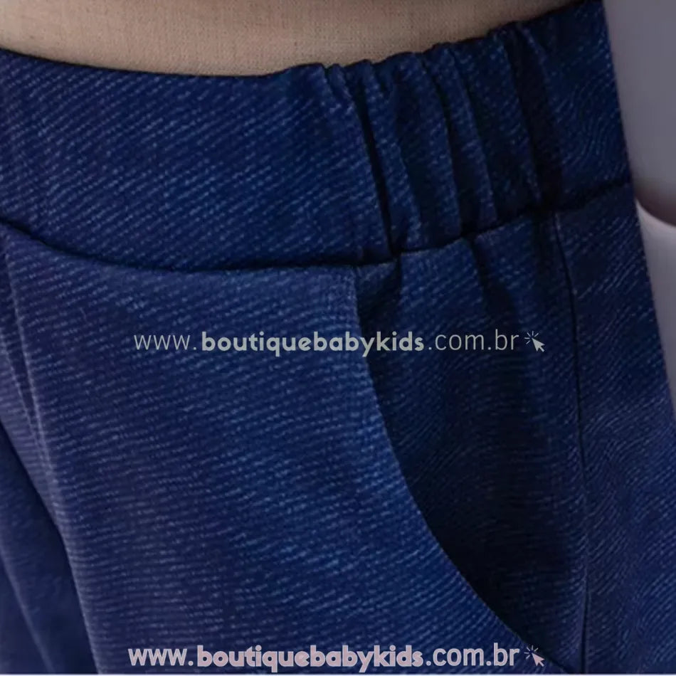 Close-up do bolso da calça azul do conjunto infantil temático Ryder Patrulha Canina, com elástico ajustável na cintura para maior conforto e praticidade.