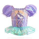 Blusa infantil temática de sereia com manga bufante lilás, aplicação de paetês, detalhe de renda e babado em tule verde perolado.