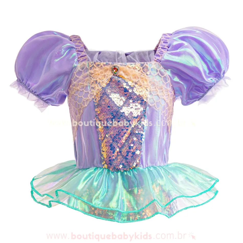 Blusa infantil temática de sereia com manga bufante lilás, aplicação de paetês, detalhe de renda e babado em tule verde perolado.