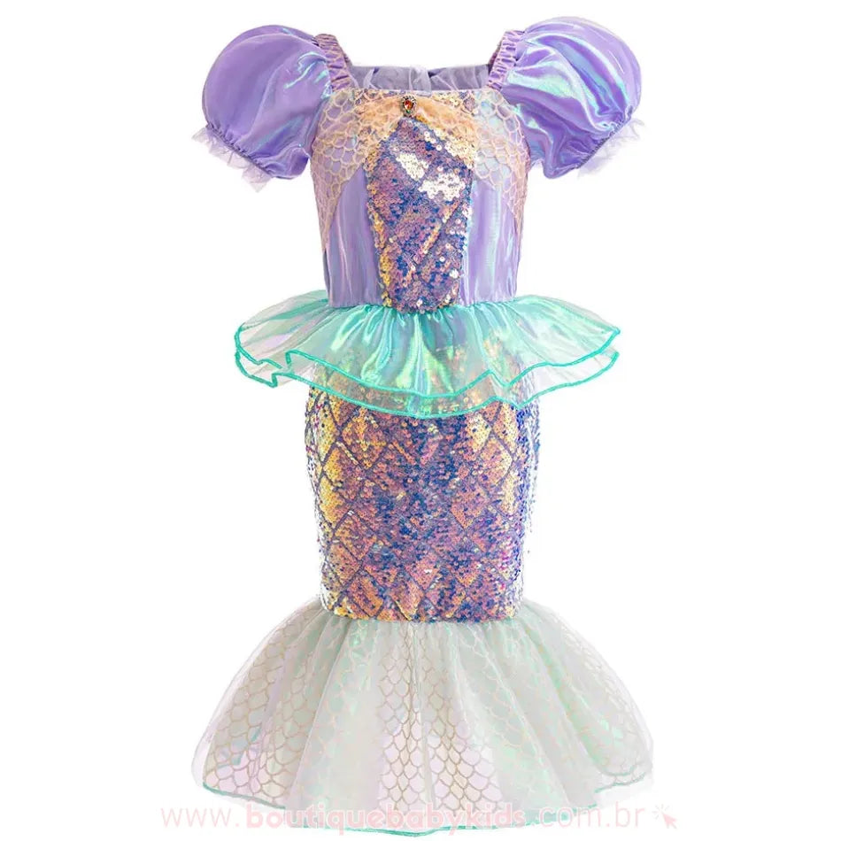 Conjunto infantil fantasia de sereia com saia de paetês e detalhe em tule verde, manga bufante lilás e acabamento com brilho.