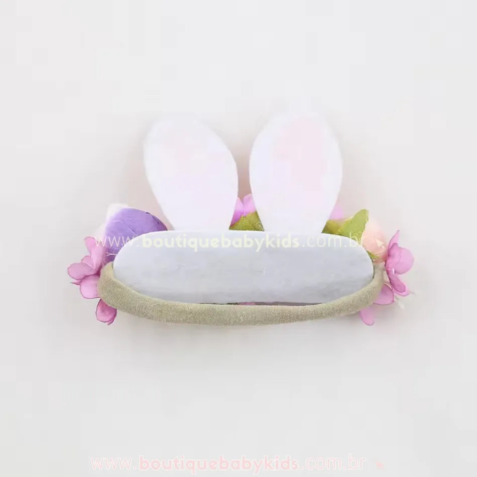 Vista traseira da faixa temática de Páscoa, destacando a estrutura confortável e ajustável, ideal para bebês e crianças pequenas.