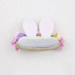 Vista traseira da faixa temática de Páscoa, destacando a estrutura confortável e ajustável, ideal para bebês e crianças pequenas.