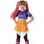 Menina loira com maria chiquinha e mexas rosas no cabelo, com a mão na cintura usando a Fantasia Infantil Guerreiras do K-pop inspirada na personagem Mira