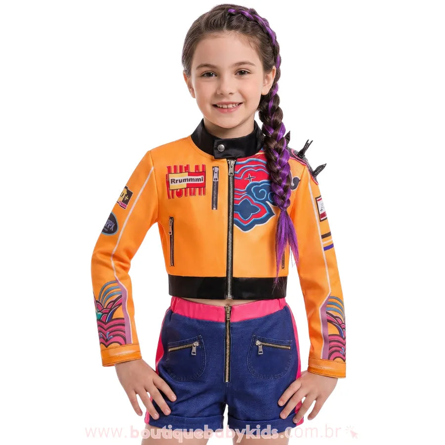 Menina sorrindo com trança lateral com mexas roxas vestindo a Fantasia Infantil Guerreira do K-pop Rumi