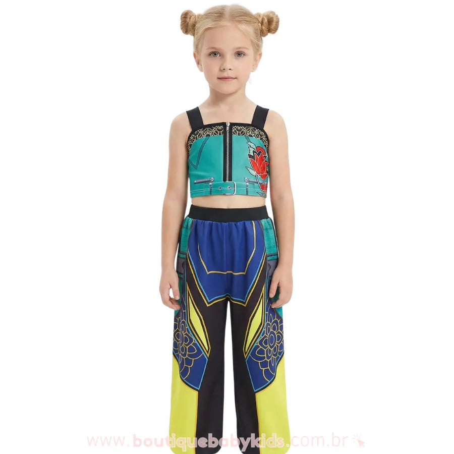 Menina loira vestindo a Fantasia Infantil Guerreira do K-pop da personagem Zoey