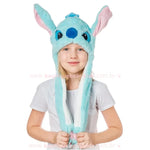 Menina usando gorro do Stitch com orelhas levantadas e expressão divertida, acessório infantil interativo - Boutique Baby Kids