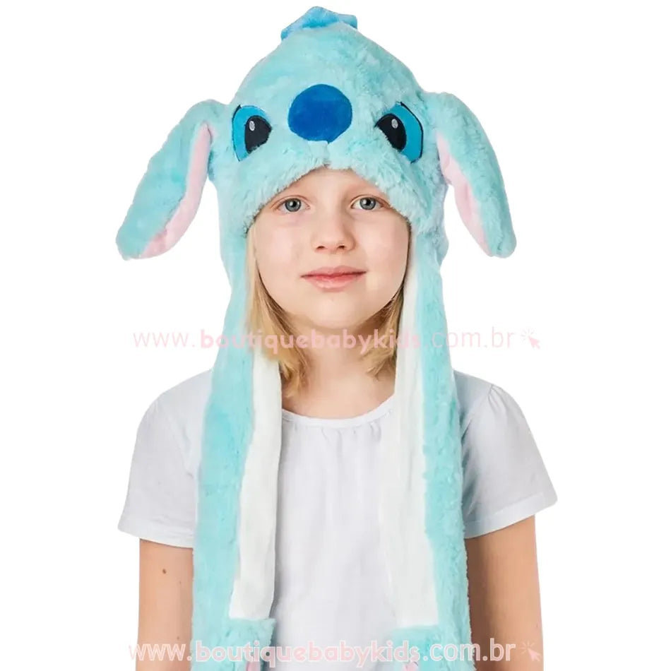 Gorro Stitch infantil usado por menina, com orelhas abaixadas e visual fofo - Boutique Baby Kids
