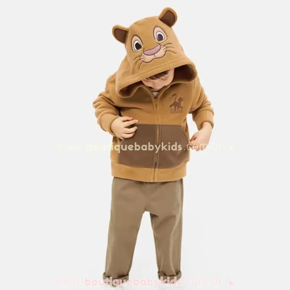 Criança vestindo a jaqueta infantil Simba com capuz de leão e bolsos frontais - Boutique Baby Kids