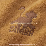 Detalhe do bordado do Simba na jaqueta infantil peluciada Disney Rei Leão