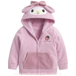 Jaqueta rosa da personagem My Melody com capuz, bolsos frontais e bordado de morango – visual completo do produto com todos os detalhes visíveis. - Boutique Baby Kids