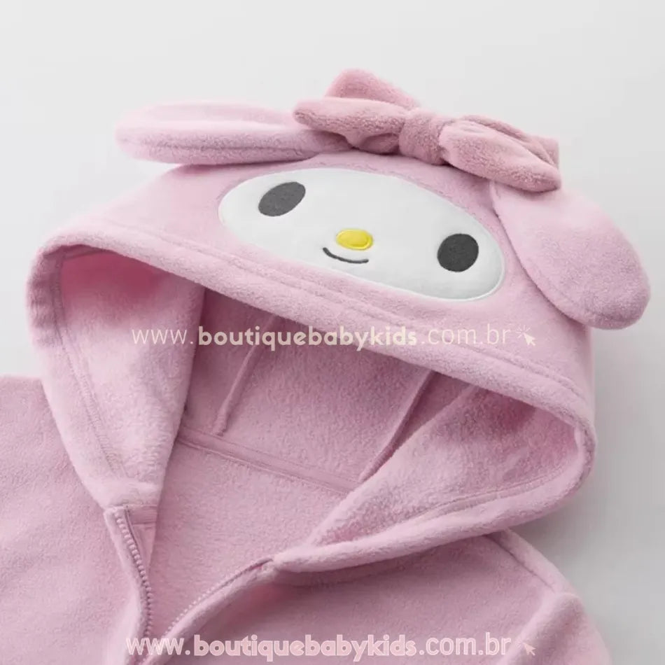 Capuz da jaqueta com rosto da My Melody e orelhinhas com laço – destaque para o design temático e tridimensional.