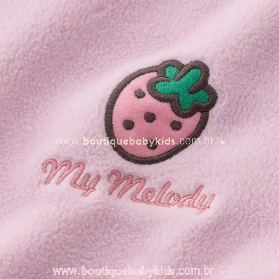 Detalhe bordado de moranguinho com texto ‘My Melody’ na jaqueta rosa – bordado fofo que reforça o tema da personagem.