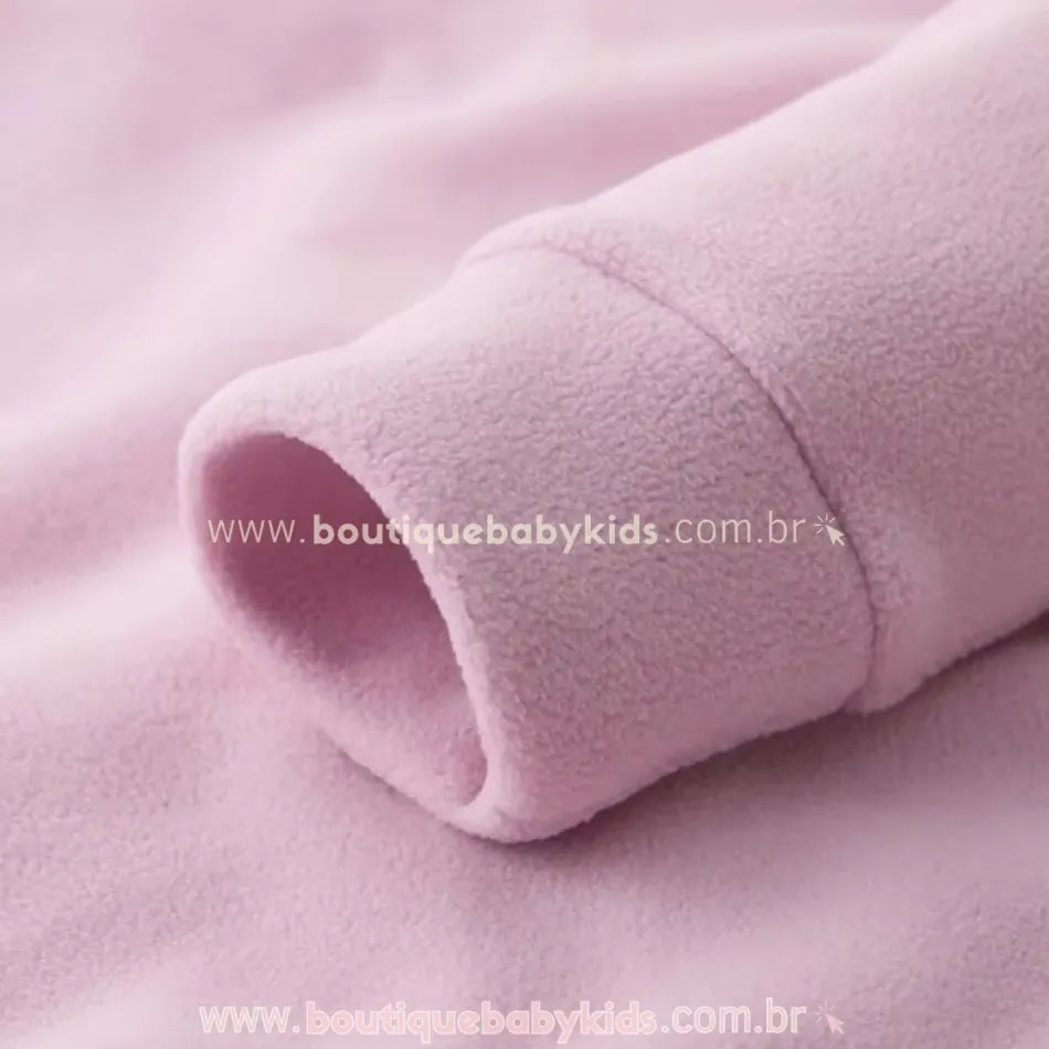 Punho da manga da jaqueta de fleece rosa claro – imagem em close destacando o acabamento macio do punho.