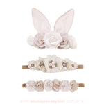 Conjunto de faixas florais em tons claros e sofisticados, com uma faixa de orelhinhas de coelho em tecido transparente e flores bege, uma faixa com detalhes brilhantes e pérolas e outra faixa decorada com pequenas flores rendadas.