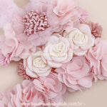 Detalhe da faixa floral rosa do kit, mostrando a delicadeza das pétalas e a textura do tecido, com flores em camadas e detalhes em tons de branco e rosa.