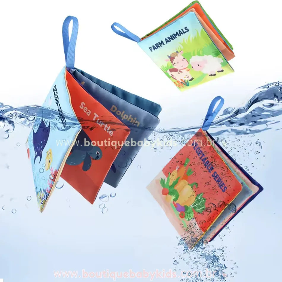 Livros sensoriais submersos na água, demonstrando sua resistência à lavagem sem desbotar. As capas exibem ilustrações coloridas de animais marinhos, alimentos e vegetais.