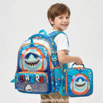 Menino usando o kit escolar Tubarão, com a mochila azul nas costas e segurando a lancheira térmica pela alça de mão.