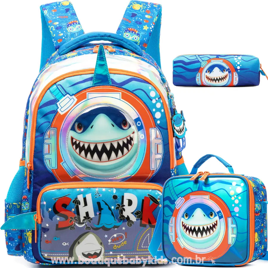 Kit escolar completo Tubarão Aventureiro na cor azul, contendo mochila de costas com estampa 3D, lancheira térmica e estojo combinando.