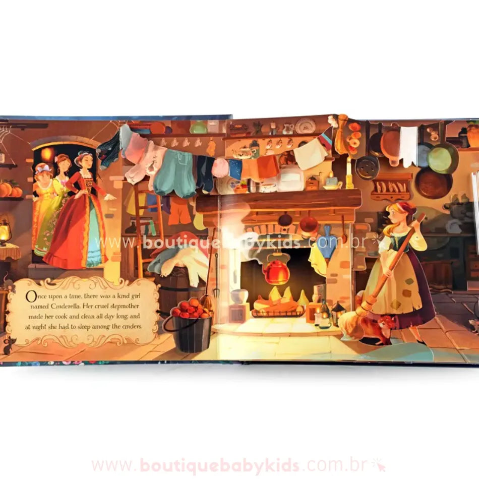 Ilustração vibrante da cena inicial da história da Cinderela. A personagem aparece na cozinha, realizando tarefas domésticas impostas por sua madrasta. O ambiente rústico é detalhado com lareira acesa, panelas penduradas e um gato dormindo próximo ao fogo.