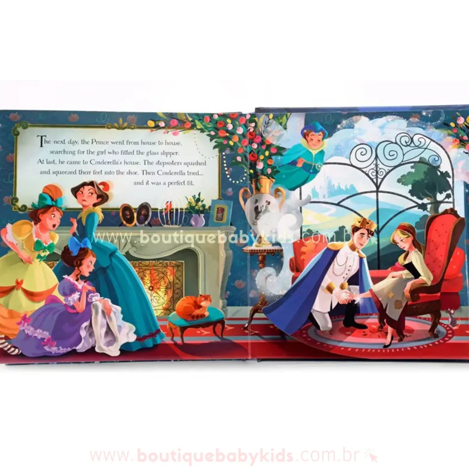 Página do livro pop-up mostrando o príncipe ajoelhado ao lado de Cinderela, tentando encaixar o sapatinho de cristal em seu pé. As meias-irmãs observam a cena, enquanto o ambiente luxuoso é decorado com móveis clássicos e um lindo vitral ao fundo.