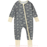 Imagem frontal do macacão bebê Construindo Sonhos, com punhos amarelos e zíper central. - Boutique Baby Kids