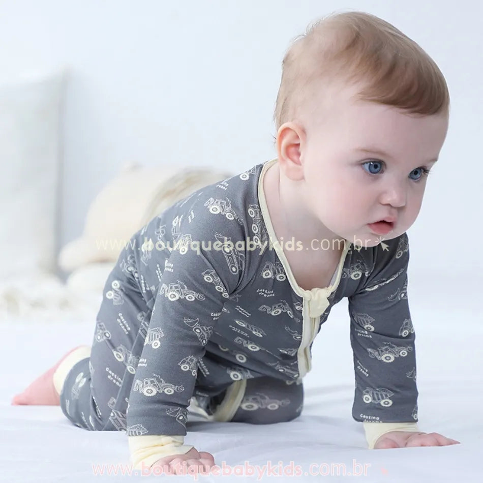 Bebê engatinhando e vestindo o macacão em bambu, que se ajusta confortavelmente ao corpo.