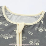 Detalhe da gola com acabamento suave e zíper protegido, no macacão de bambu com estampa temática.