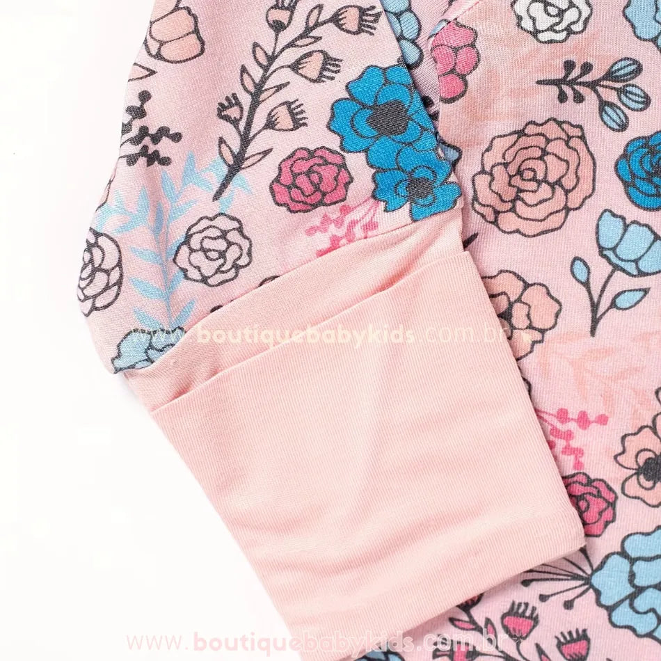 Detalhe da manga dobrável do macacão bebê de fibra de bambu com estampa floral - Boutique Baby Kids