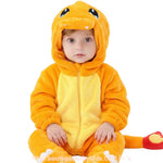 Bebê sentado vestindo o Macacão Bebê Fantasia Pokémon Charmander