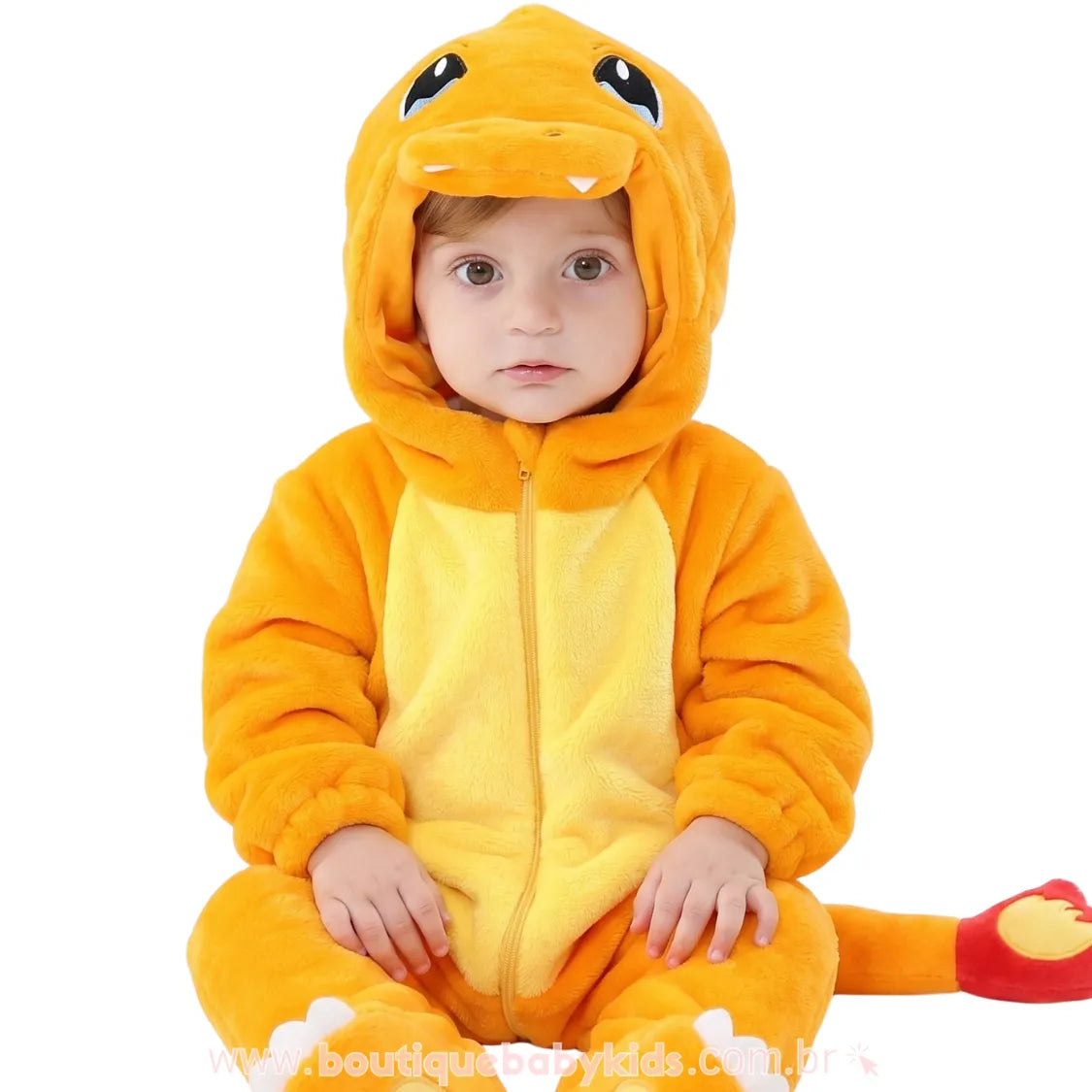 Bebê sentado vestindo o Macacão Bebê Fantasia Pokémon Charmander
