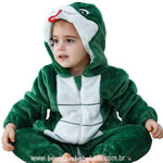 Close frontal da criança sentada com o macacão de serpente, evidenciando a barriguinha branca, o capuz com olhos bordados e a linguinha vermelha. 