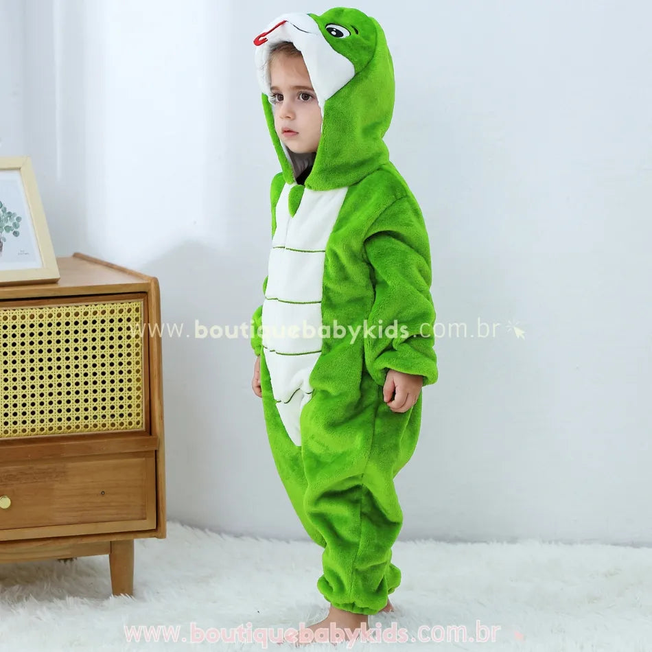 Criança de perfil com capuz levantado, mostrando o formato do rosto de serpente e detalhes costurados no macacão. 