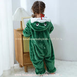 Vista completa das costas do macacão de serpente, destacando a cauda costurada e o capuz detalhado com rosto de cobra sorridente. 