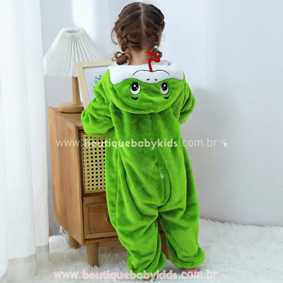 Vista traseira da criança com a fantasia completa de serpente, incluindo capuz com olhos expressivos e zíper nas costas. 