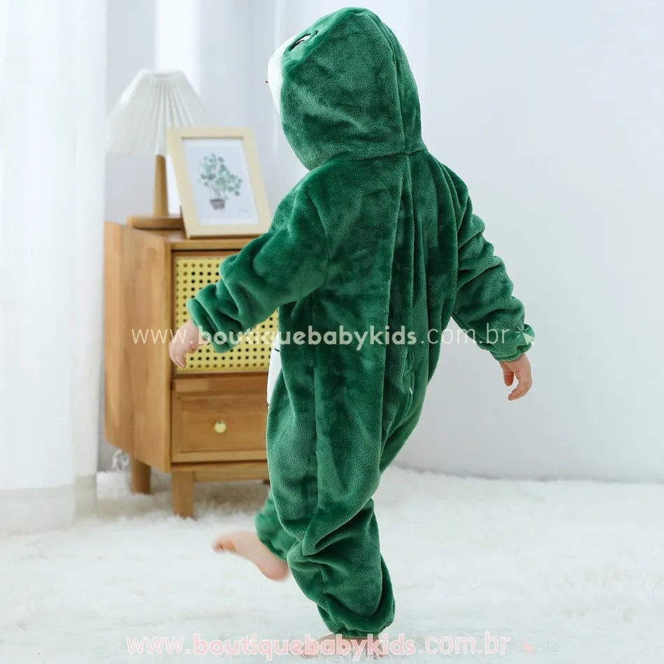 Vista traseira do macacão fantasia de serpente, com capuz levantado revelando os olhos bordados e a linguinha saindo da boca. 