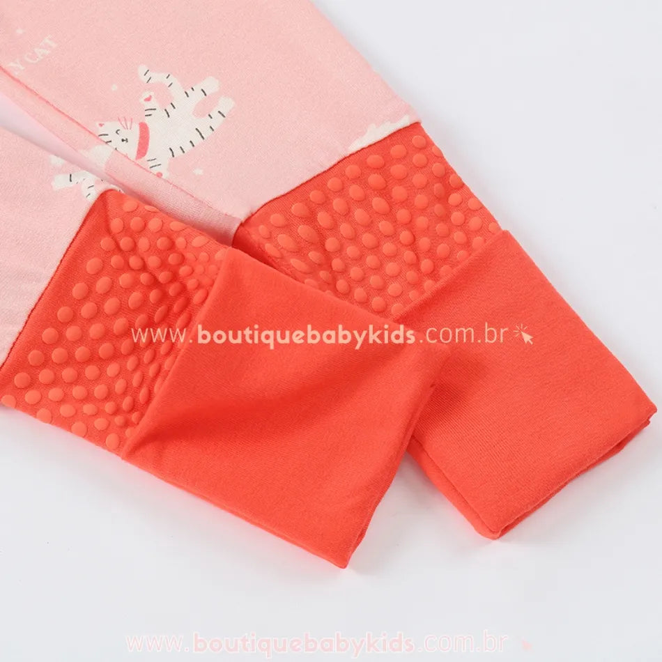 Detalhe do pé antiderrapante do macacão bebê Gatinhos Sonhadores feito em fibra de bambu