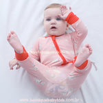 Bebê brincando com o macacão Gatinhos Sonhadores feito de tecido com toque macio de bambu