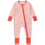 Macacão bebê Gatinhos Sonhadores estendido, mostrando a modelagem inteira e a estampa sobre tecido de bambu