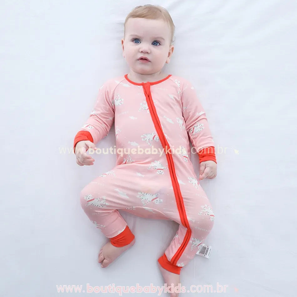 Bebê deitado com o macacão Gatinhos Sonhadores de fibra de bambu, ideal para dias e noites confortáveis