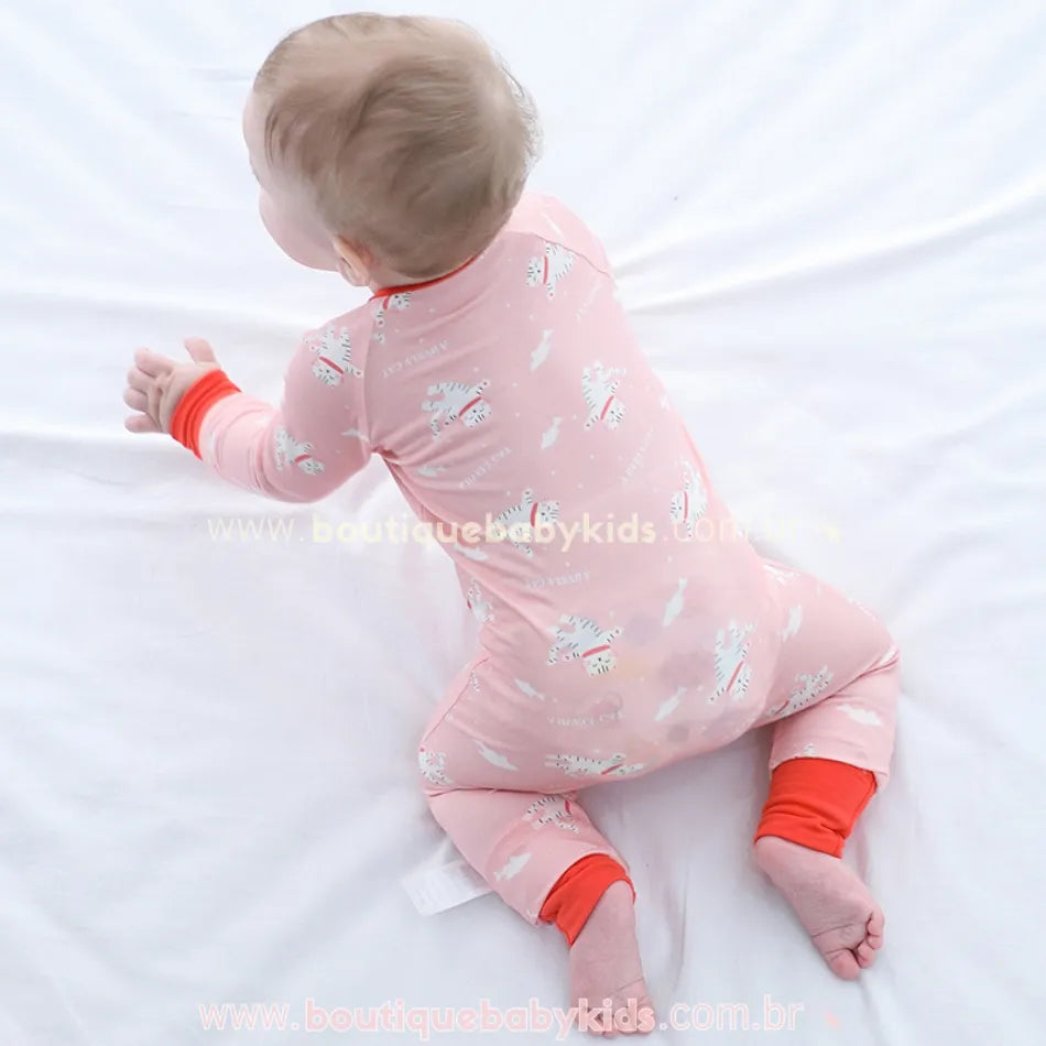 Parte traseira do macacão bebê Gatinhos Sonhadores com estampa fofa em tecido de bambu