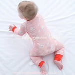 Parte traseira do macacão bebê Gatinhos Sonhadores com estampa fofa em tecido de bambu