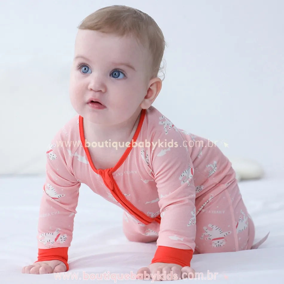 Bebê engatinhando com o macacão Gatinhos Sonhadores feito em bambu, confortável e respirável