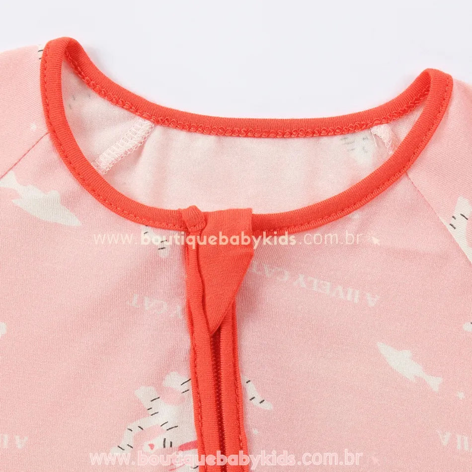 Vista da gola reforçada e zíper frontal do macacão bebê Gatinhos Sonhadores com fibra de bambu