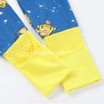 Detalhe dos punhos antiderrapantes e dobráveis do macacão bebê em fibra de bambu, com estampa de girafinhas astronautas.