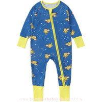 Macacão Bebê Girafinha Astronauta feito com fibra de bambu, estampa divertida e zíper lateral com punhos dobráveis.